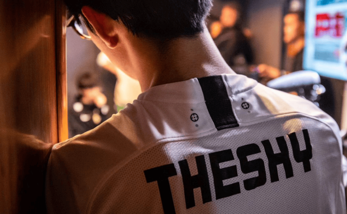 在旗杆附近 在旗杆附近